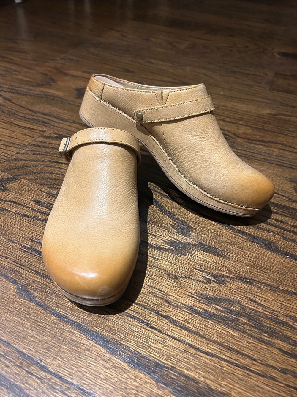 Dansko Ingrid clog in honey distressed.  Size 40 (9)